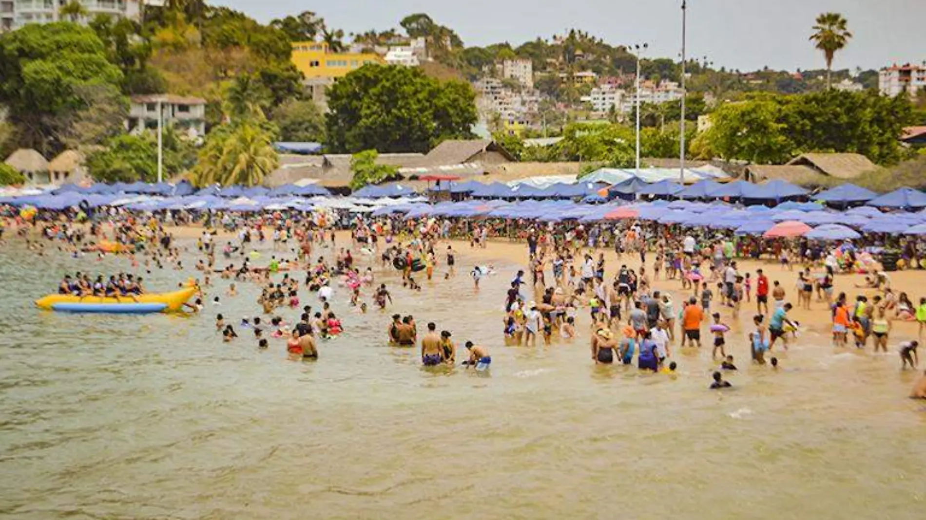 ACapulco playa caleta llena de turismo